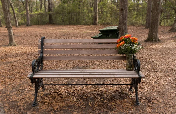 Fleurs sur un banc de parc — Photo