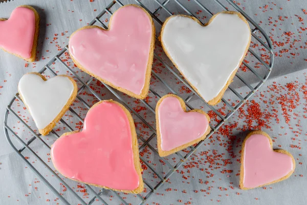 Frosted Heart Cookies on Cooling Rack — Stock Photo, Image