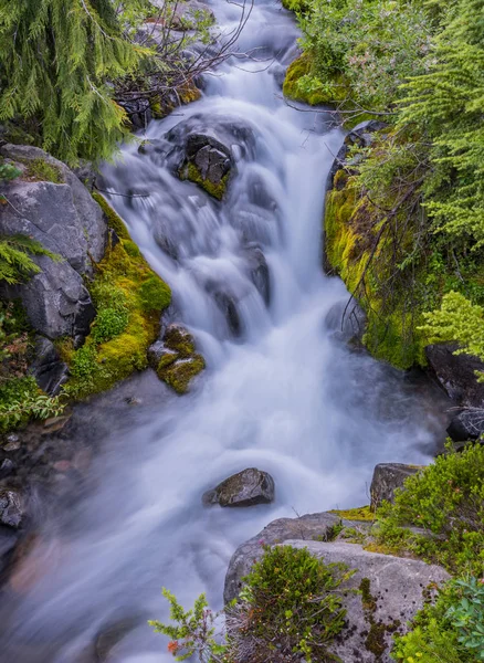 Kleiner Wasserfall am Paradiesfluss — Stockfoto