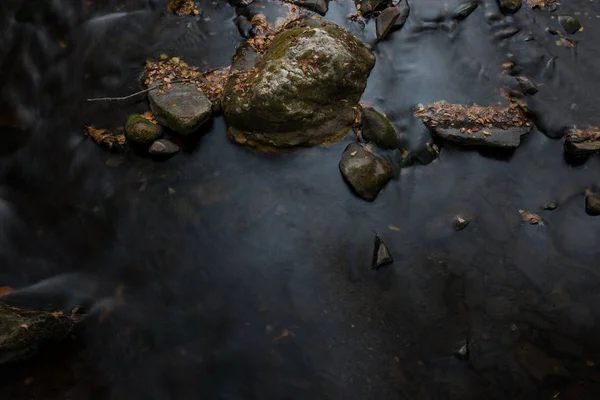 Glattes dunkles Wasser mit Kopierraum — Stockfoto