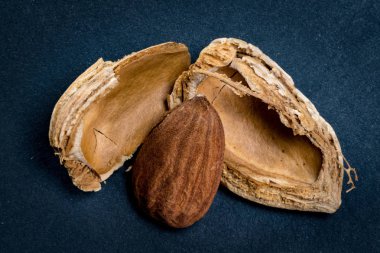 Badem ve kırık kabuk