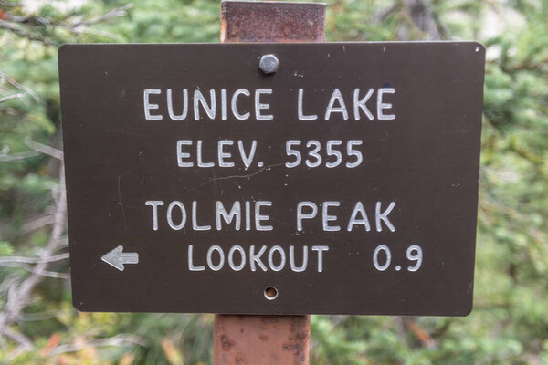 Знак озера Юнис со стрелой на пик Толми
