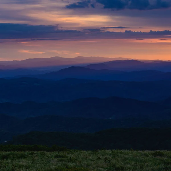 Campo gramado e camadas de Blue Ridge Mountains — Fotografia de Stock