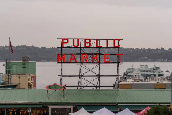 Серый день над рынком в Сиэтле — стоковое фото