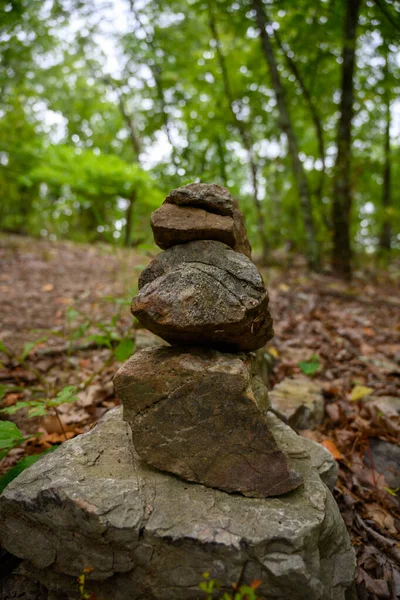 Stenen gestapeld in het bos — Stockfoto