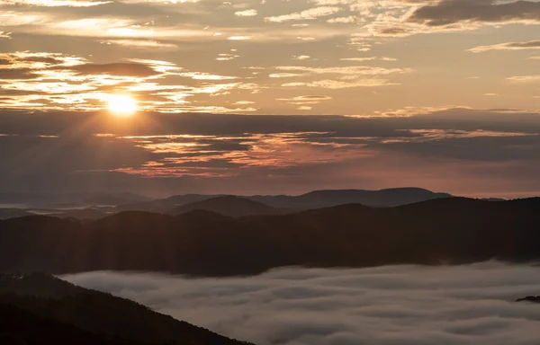 Güneş Sabah Bulutları Arasında Patlar — Stok fotoğraf