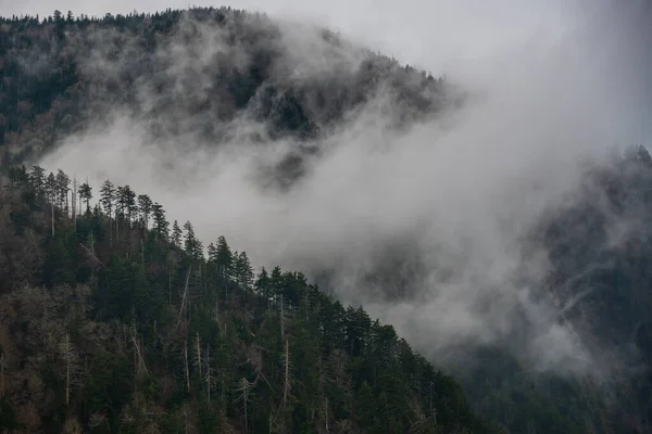 Dikke wolk breekt tussen twee bergkammen — Stockfoto