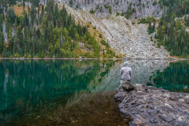 Eunice Gölünün Kıyısında Oturan Kadın