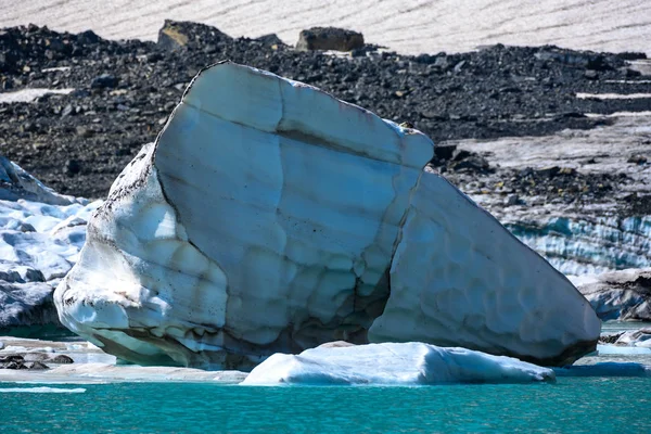 Μεγάλο παγόβουνο στην άκρη της λίμνης Glacier Grinnell — Φωτογραφία Αρχείου