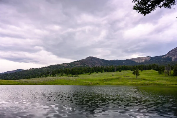 Cieli nuvolosi sul lago delle trote — Foto Stock