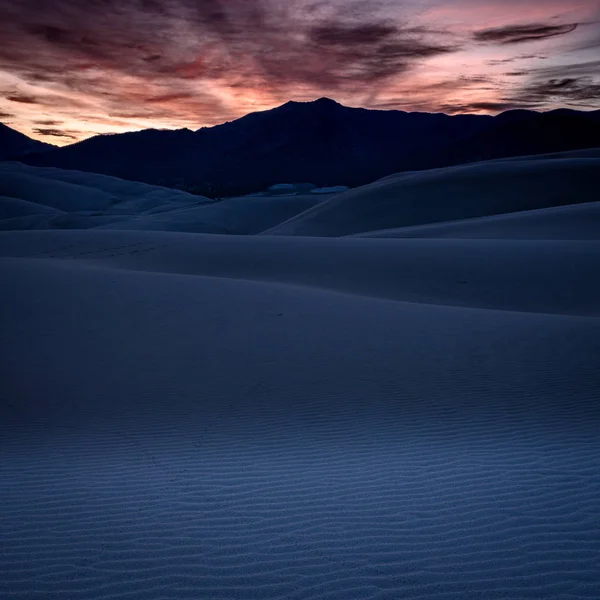 Vysoký kontrast Východ slunce nad písečnými dunami — Stock fotografie