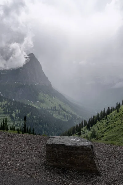 Vierkante Boulder en Rainy Valley — Stockfoto