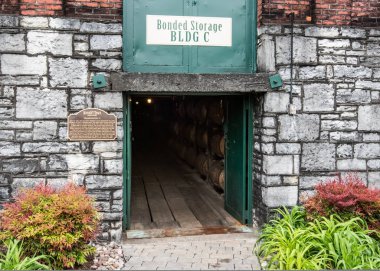 Damıtımevinde Varil Depolama Binası