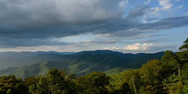 Wolken werpen een schaduw op Mountain Ridge — Stockfoto