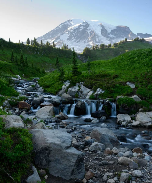 Creek cai sobre rochas abaixo do Monte Rainier — Fotografia de Stock