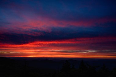 Sunset 'te Koyu Portakallar Pembe ve Maviler