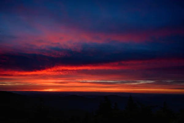 日没時の深いオレンジピンクとブルー — ストック写真