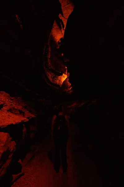 猛犸象洞穴中的微光洞穴隧道 — 图库照片