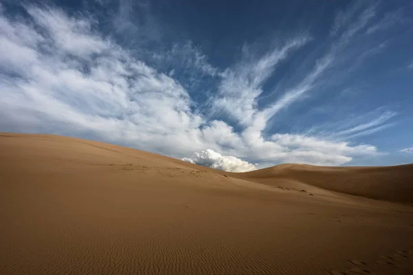 Grote wolk stijgt boven zandduinen — Stockfoto