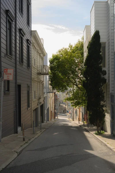 Mirando por un estrecho callejón de San Francisco — Foto de Stock