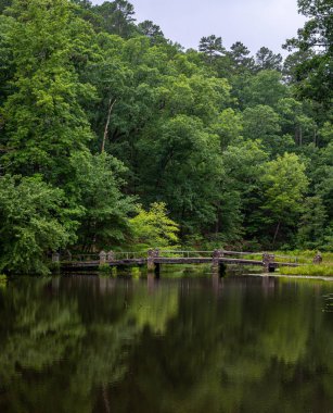 Eski Beton Köprü Göl 'ü Geçiyor