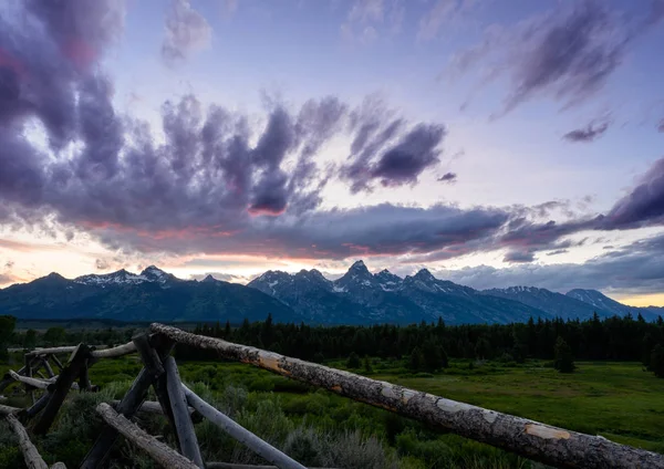 Purple Sunrise Breaks Over Fence in Tetons — Stockfoto