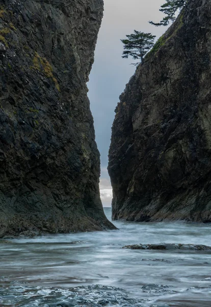 Rodar a água em piscinas de maré entre pilhas de alto mar — Fotografia de Stock