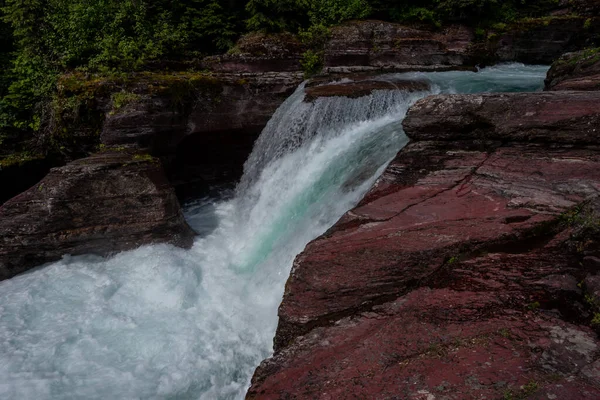 Cascade se précipite sur les rochers rouges — Photo