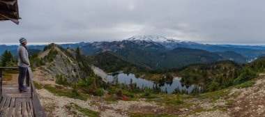 Ateş Kulesi 'nden Dışarı Bakan Kadın