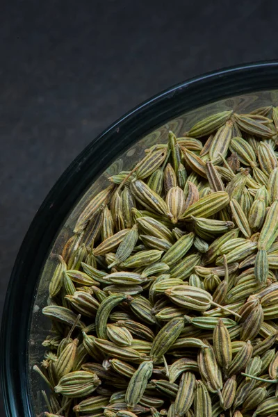 Curva de tigela de vidro cheia de sementes de erva-doce — Fotografia de Stock