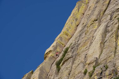 Mavi Gökyüzü Şeytani Kule 'ye Tırmanıyor