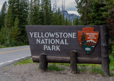 Yellowstone Ulusal Park Girişi Hindistan 'daki dağlarla imzalanır