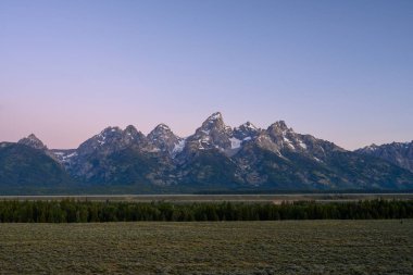 Tetons Dağlarının Üzerinde Bulutsuz Gün Doğumu