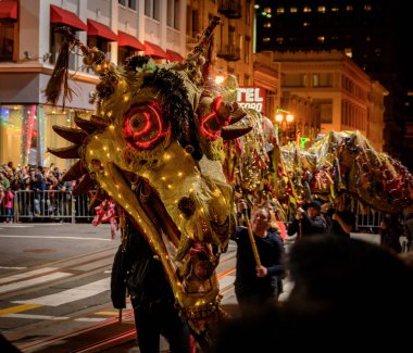 Işıklı Çin Ejderhası 'nı ayrıntılı anlat.