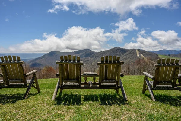 Chaises vides donnant sur les montagnes fumées — Photo