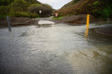 Big Sur 'da Su Altındaki Yol