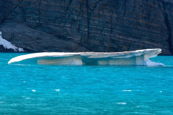 Iceberg Shelf in Blue Water — ストック写真