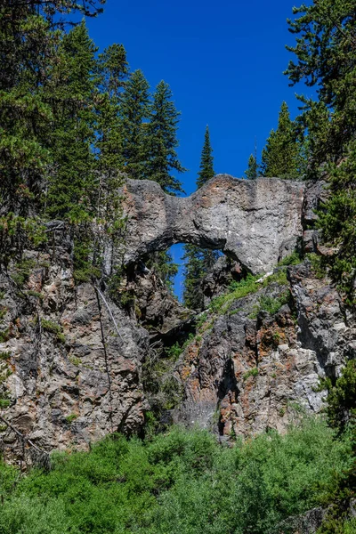 Mirando hacia el Puente Natural en Yellowstone Imágenes de stock libres de derechos