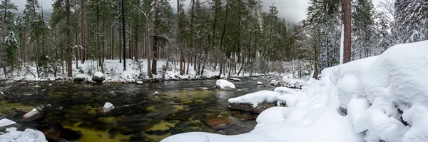 Merced River atravessa floresta nevada — Fotografia de Stock