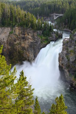 Üst Yellowstone Şelalesi İleri Patladı