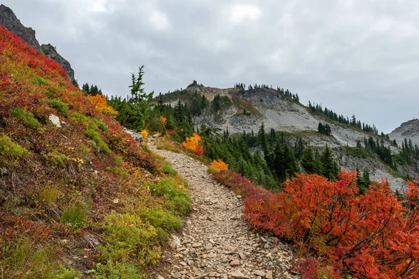 Trilha para o pico Pinnacle no outono — Fotografia de Stock