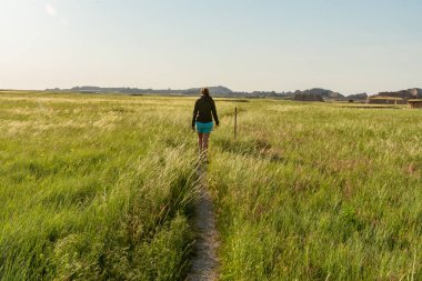 Çorak Topraklarda Yürüyen Kadın 