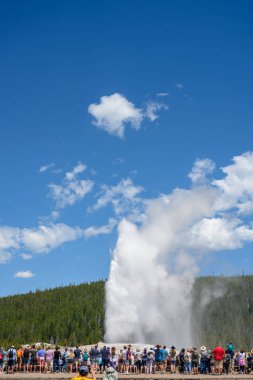 Eski İnançlı Patlamalarla Kalabalıklar Duruyor