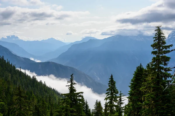 Clouds billow in the valley of North Cascades — Stock Photo, Image