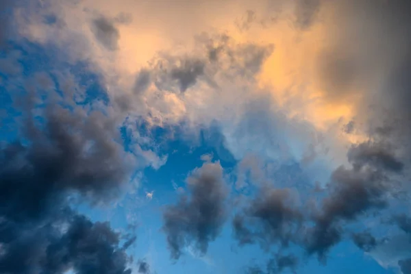 Omhoog kijken in de wolken met zonsondergang licht — Stockfoto