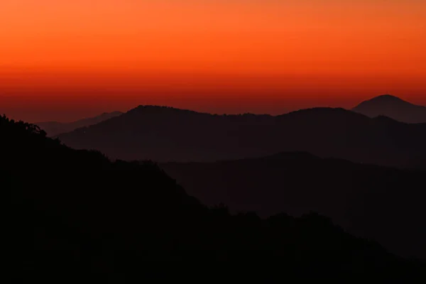 Cielo de la mañana naranja sobre crestas — Foto de Stock