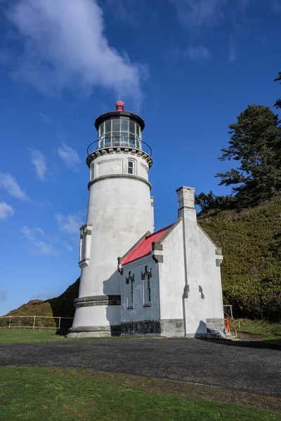 Geschwollene Wolken über dem hektischen Leuchtturm — Stockfoto