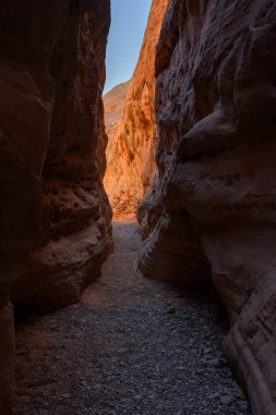 Güneş Işıkları Ateş Vadisi 'ndeki Slot Kanyonu' nun Duvarına Dönüyor