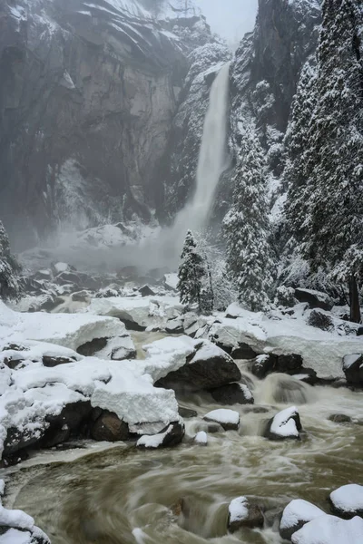 Wirbelndes Wasser unter niedrigeren Yosemite-Wasserfällen — Stockfoto