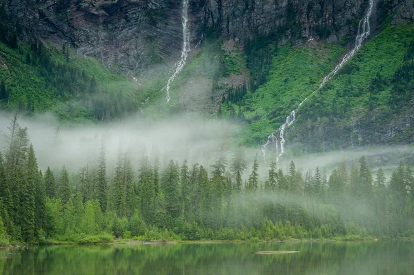 Vodopády řítící se dolů po straně hory — Stock fotografie